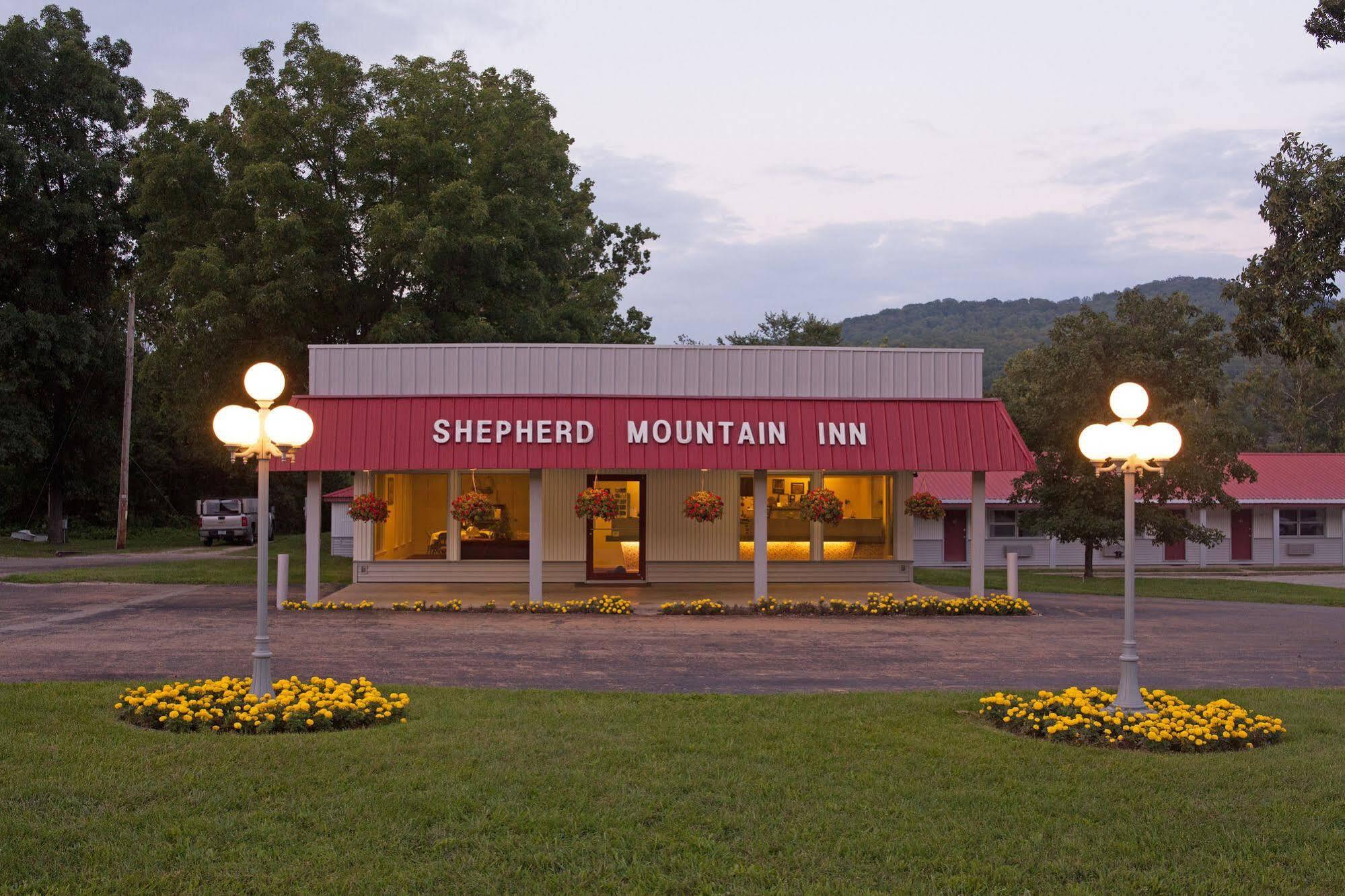 Shepherd Mountain Inn & Suites Pilot Knob Extérieur photo